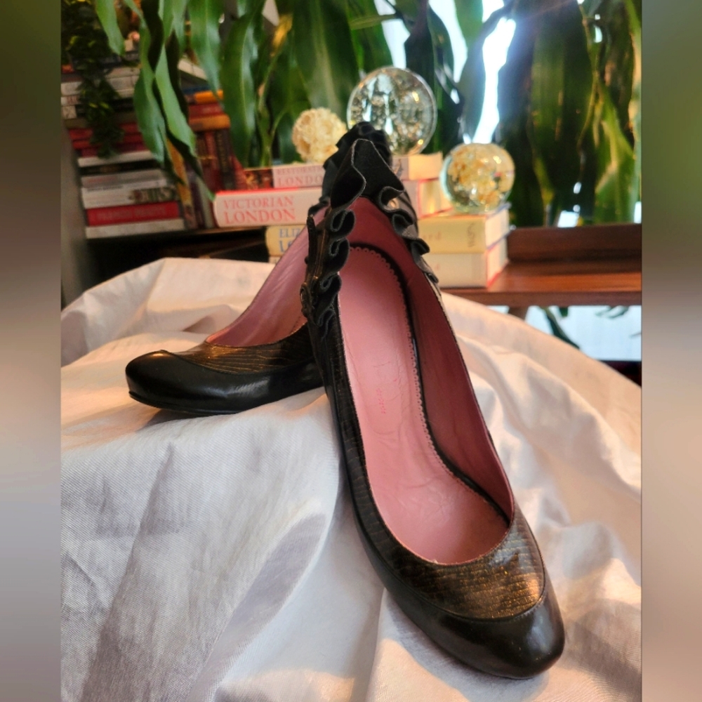 Ruffled Portuguese Leather Pumps